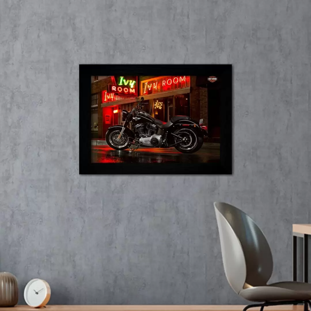 Quadro Decorativo Moto em Bar - Moldura Preta -