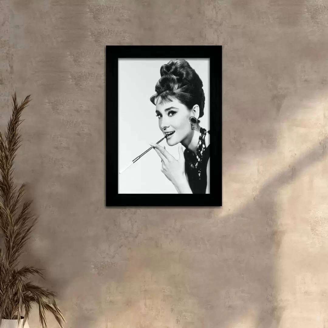 Quadro Decorativo Audrey-Hepburn Cigarro - Moldura Preta -