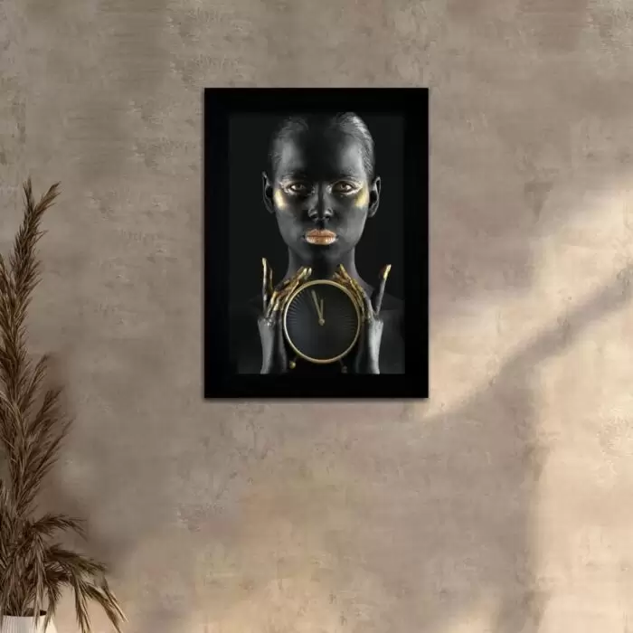 Quadro Decorativo Negra Segurando-Relógio - Moldura Preta -