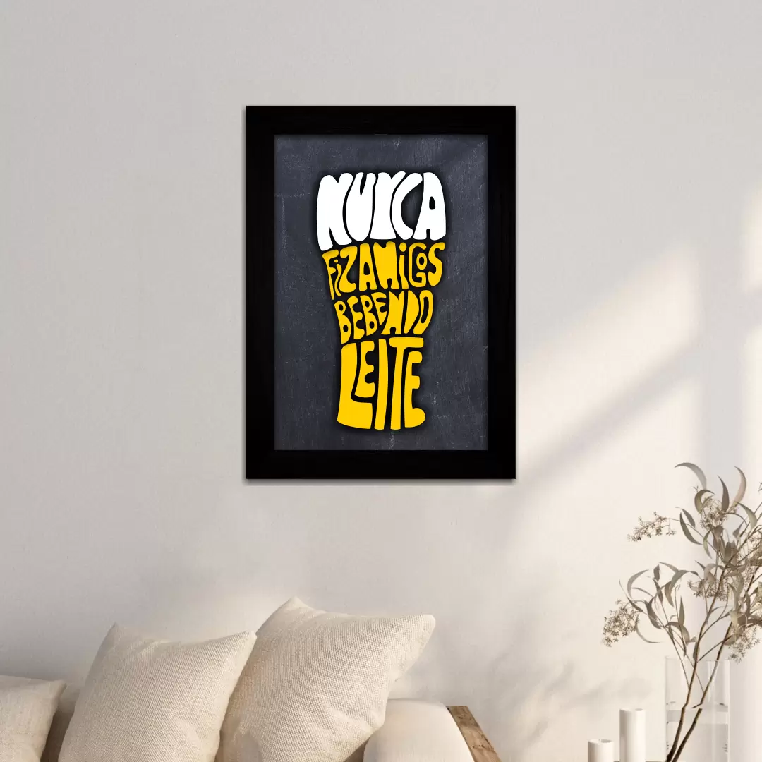Quadro Decorativo Nunca Fiz Amigos bebendo leite - Moldura Preta Ambientado Quadro Decorativo Nunca Fiz Amigos bebendo leite - Moldura Preta Ambientado