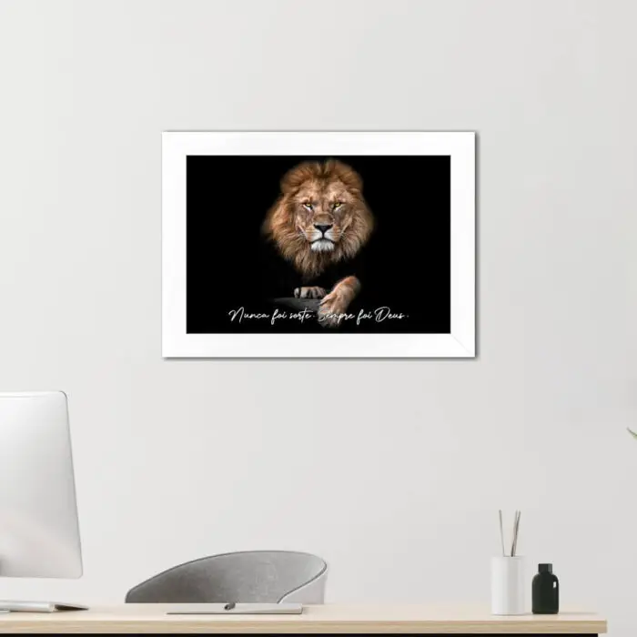 Quadro Decorativo Leão Nunca-Foi... - Moldura Branca Ambientado