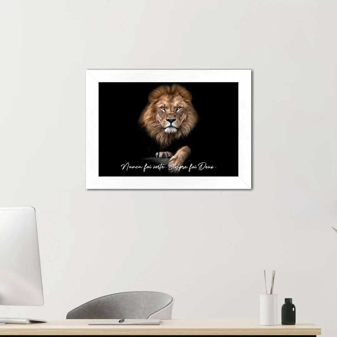 Quadro Decorativo Leão Nunca-Foi... - Moldura Branca Ambientado