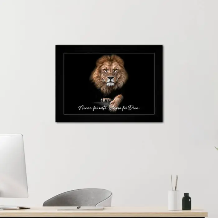 Quadro Decorativo Leão Nunca-Foi... - Moldura Preta Ambientado