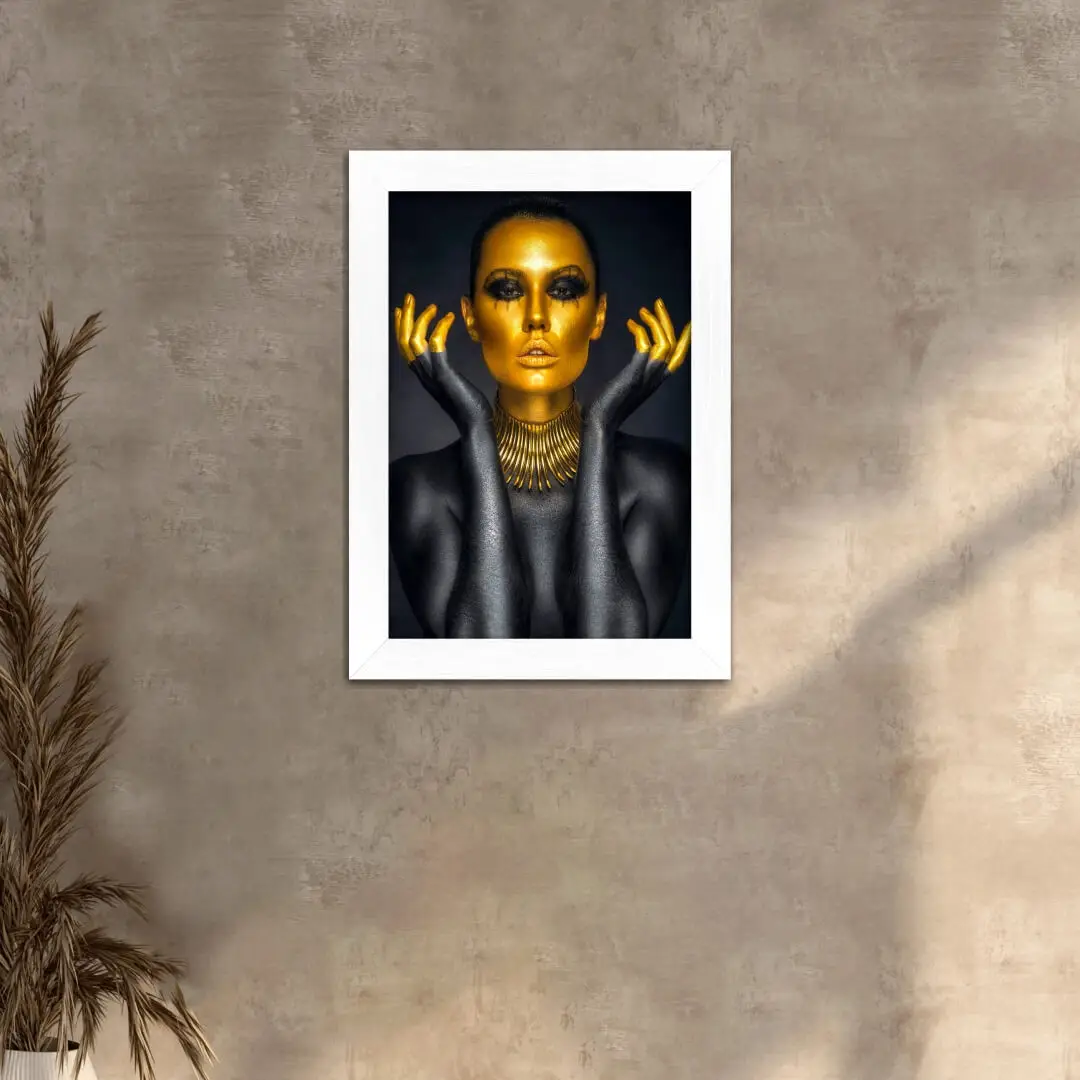 Quadro Decorativo Mulher rosto dourado - Modelo Classico - Moldura Branca Ambientado
