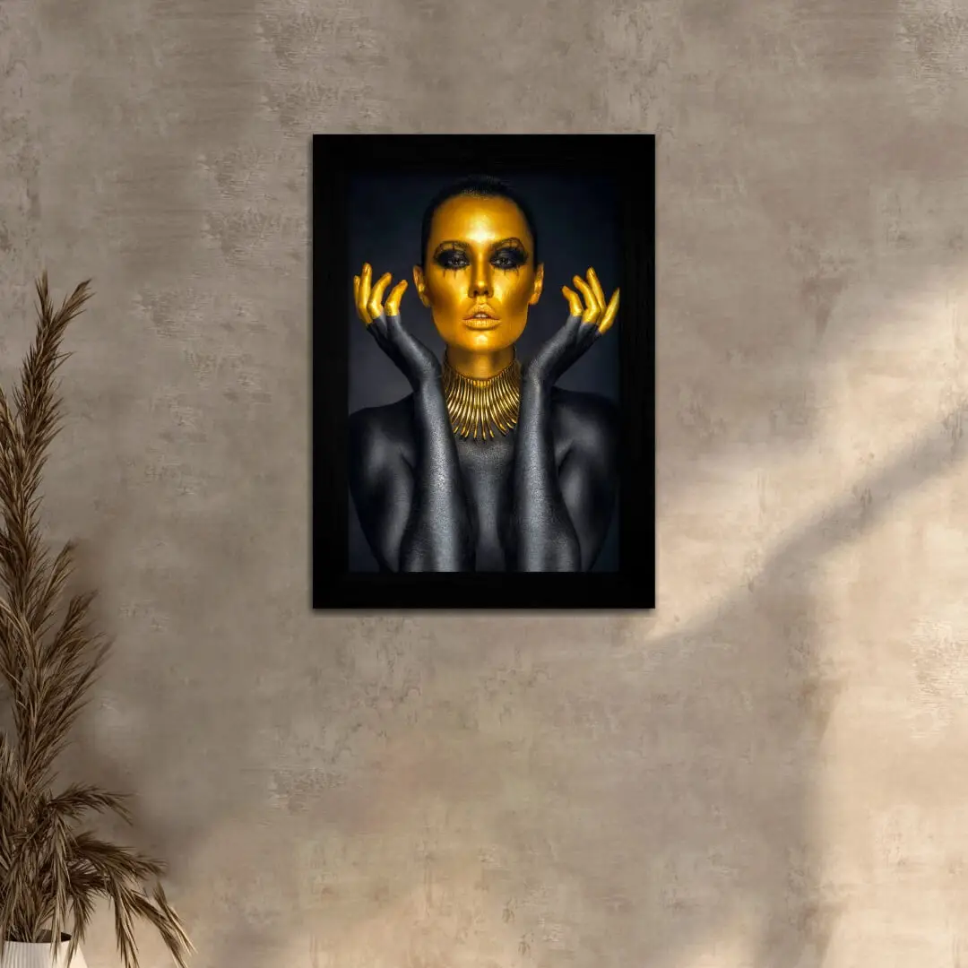 Quadro Decorativo Mulher rosto dourado - Modelo Classico - Moldura Preta Ambientado