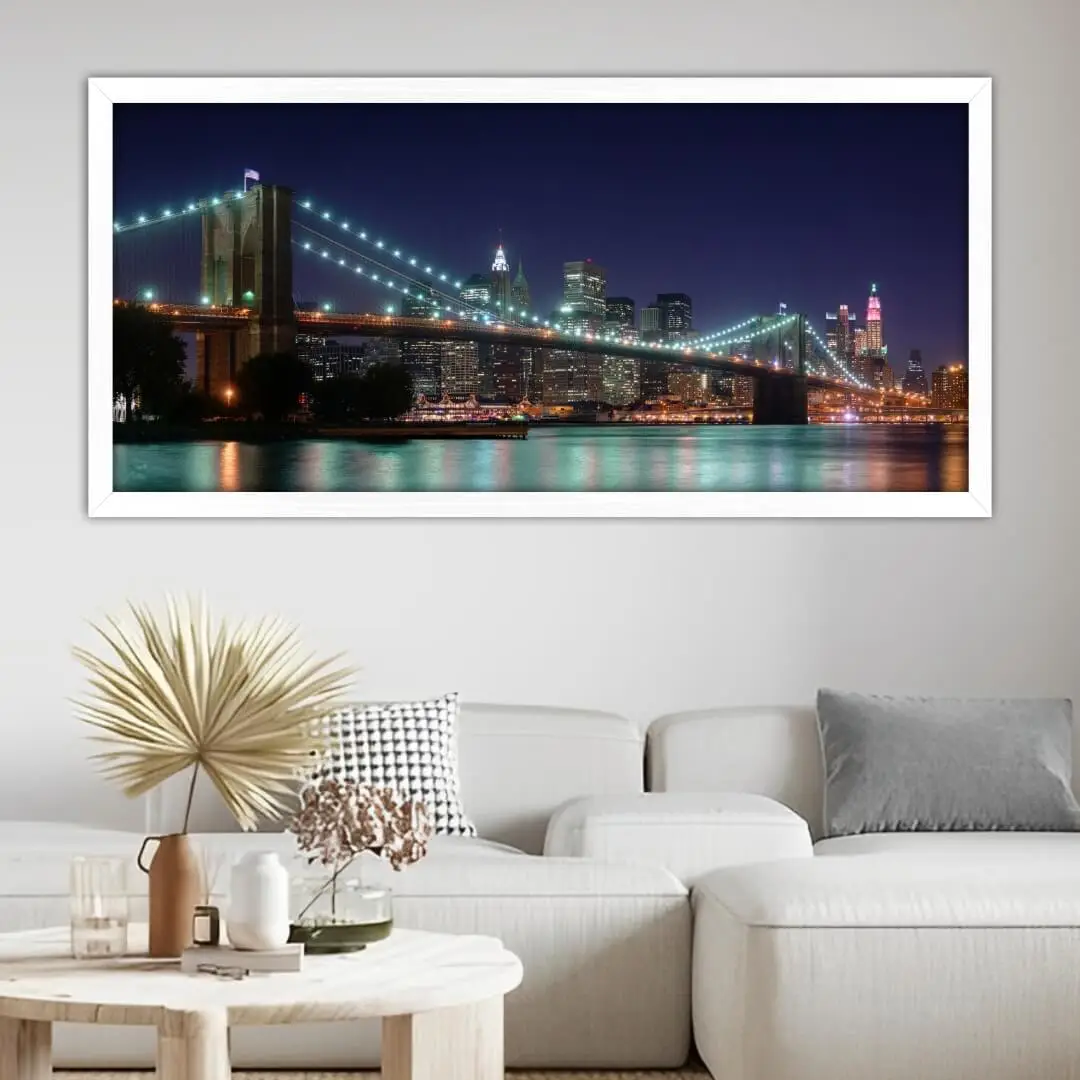 Quadro Decorativo Ponte Brooklyn - Modelo Panoramico - Moldura Modesta Branca Ambientado Quadro Decorativo Ponte Brooklyn - Modelo Panoramico - Moldura Modesta Branca Ambientado