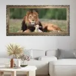 Quadro Decorativo Leão e Cordeiro - Modelo Panoramico - Moldura Luxo Dourada - Ambientado